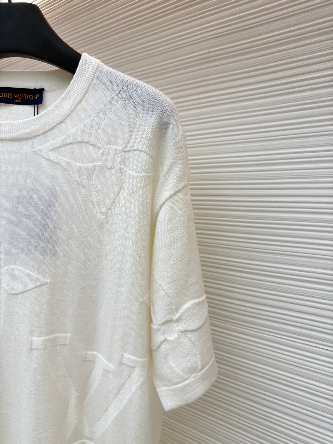 LOUIS VUITTON Four-leaf clover woolen short-sleeve ●Original version: 11000 purchased and developed ●Item number: 1681110-A55 ●Fabric: combed cotton fabric ●Technology: woolen fabric ●Version: fitted version ●Weight: about 240 grams ●Size: XS-S-M-L ●Description: The wool material is made of 40s double-ply 100% combed cotton yarn, and the machine uses 14 needles and 2 yarns to weave the piece. A single piece takes 160 minutes per piece, 20 minutes for plate sewing, manual quality inspection, and specific three-standard washing. The overall wiring is straight and delicate, the fabric is comfortable and soft, and the color is consistent without color difference. It can be matched with the same style to create a fashionable look and control various occasions. Customized accessories, complete with three standards, same style for men and women!